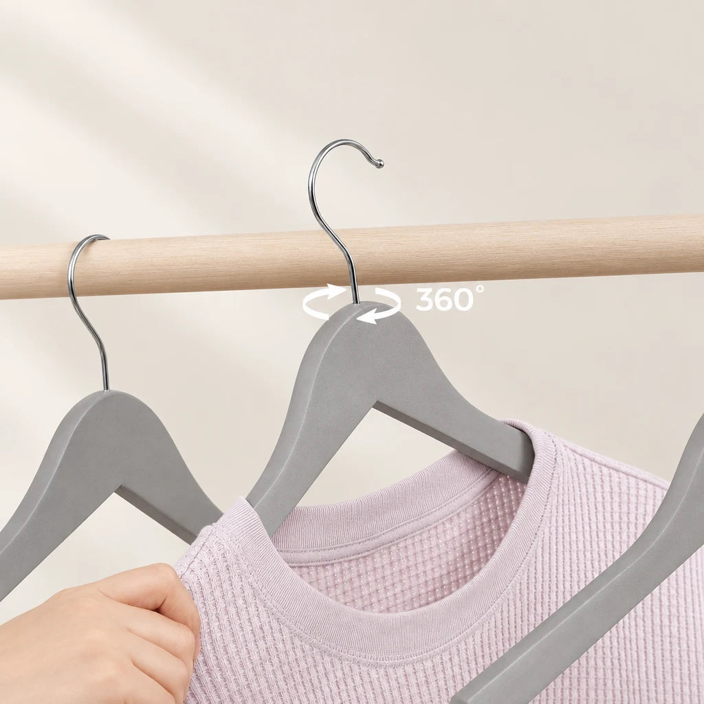 Cintre costume en bois gris Coreji — détail et finition