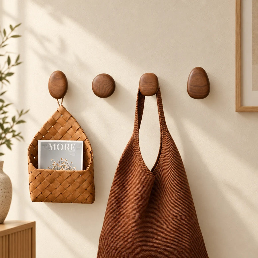 Crochets muraux en bois massif Coreji style scandinave — pack noyer en situation