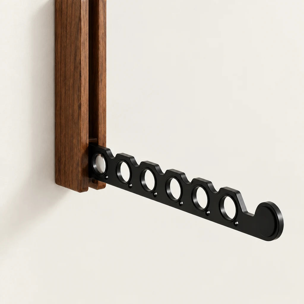 Détail du bras perforé noir et du support en bois