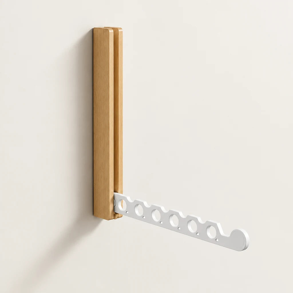 Porte-cintres mural en bois clair avec bras blanc